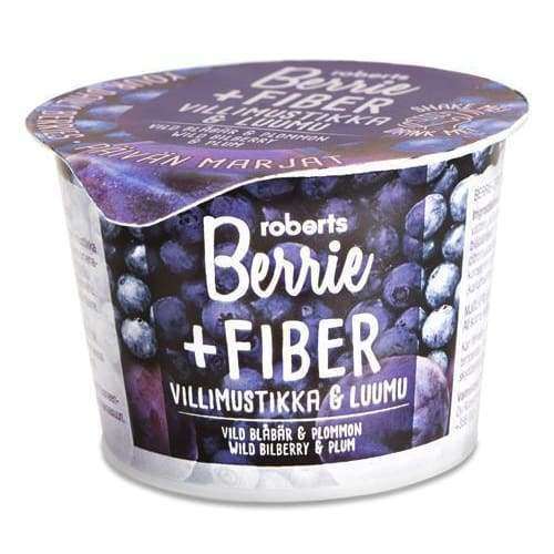 Roberts Berrie + Fiber Villimustikka & Luumu -jogurttipakkaus; violetit ja siniset grafiikat, kuvia marjoista, suomenkielistä tekstiä ja sana "fiber" korostettuna; muovikuppi mattapinnalla ja pyöristetyin reunoin; lihavoitua tekstausvapaata typografiaa tuotenimessä; pakkauksessa koristeellisia marjakuvia; neutraali studiotausta; ei ihmisiä tai käsiä näkyvissä.