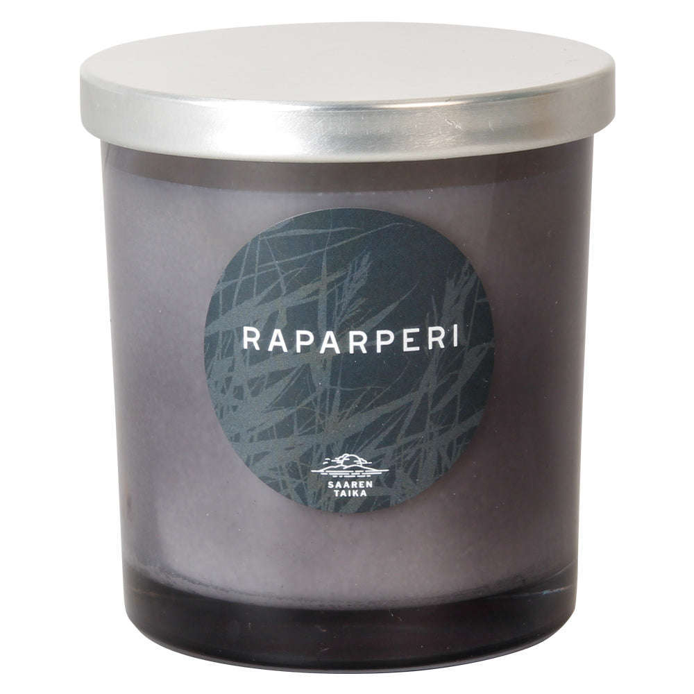Saaren Taika Decor Tuoksukynttilä Raparperi; harmaa kynttilä lasipurkissa hopeisella kannella, purkki sileäkylkinen ja läpinäkyvä; etiketissä teksti "RAPARPERI" lihavoidulla groteskikirjasimella, yläpuolella hienovarainen lehtiaihe ja alaosassa pienemmällä "Saaren Taika"; valkoinen tausta, kuvattu suoraan edestä, ei ihmisiä tai käsiä.