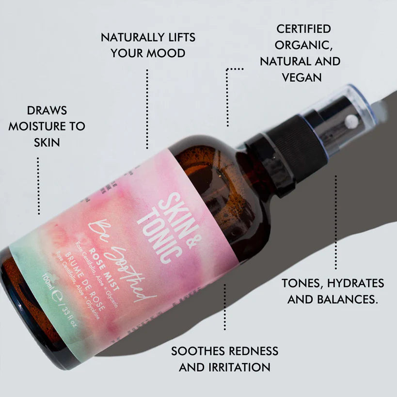 Skin & Tonic Be Soothed ruususuihke; lasinen suihkepullo makaa harmaalla alustalla, lieriön muotoinen ja kiiltäväpintainen mustalla suihkesuuttimella; tekstissä mainitaan mielialan kohotus, luonnonmukaiset ainesosat, kosteutus, tasapaino ja punoituksen rauhoitus.