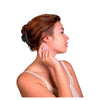 SkinMood Gua Sha Beauty Tool Hierontalasta; ruskeahiuksinen henkilö nutturalla käyttää pinkkiä sileää gua sha -kasvohierontatyökalua leukalinjallaan; kivi tuotemerkitön ja mattapintainen; henkilöllä beige toppi, kuvattu profiilista valkoisella taustalla hierontaliikettä tehden.