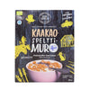 SunSpelt Luomu Kaakaomuro; rasia, jossa kulhollinen muroja ja maitoa sekä keltaisia eläin- ja talokuvituksia; suorakulmainen, mattapintainen pakkaus, teksti suomeksi ja ruotsiksi selkeällä groteskifontilla; tausta yhtenäisen tumma; ei ihmisiä tai käsiä; kuva näyttää tuotteen etuosan.