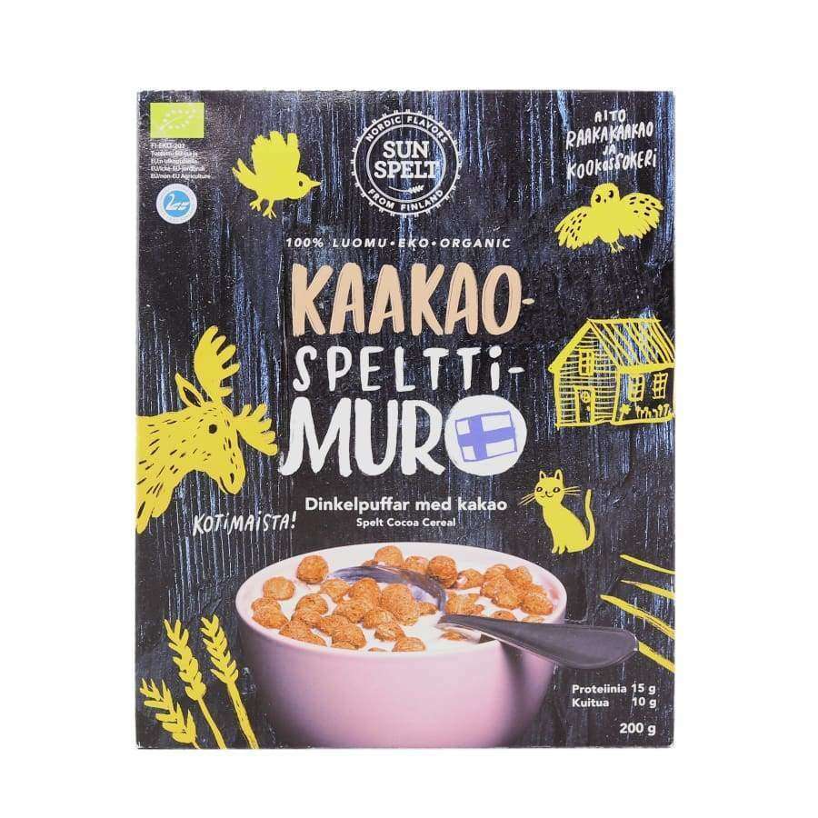 SunSpelt Luomu Kaakaomuro; rasia, jossa kulhollinen muroja ja maitoa sekä keltaisia eläin- ja talokuvituksia; suorakulmainen, mattapintainen pakkaus, teksti suomeksi ja ruotsiksi selkeällä groteskifontilla; tausta yhtenäisen tumma; ei ihmisiä tai käsiä; kuva näyttää tuotteen etuosan.