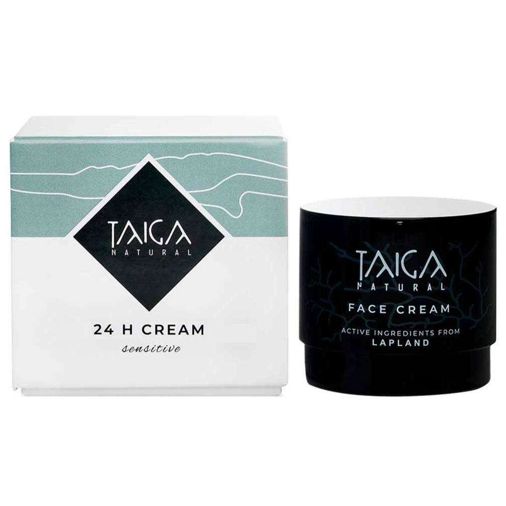 Taiga Cosmetics 24 H Voide Herkälle Iholle; rasia ja purkki Taiga Natural -kasvovoidetta; rasiassa lukee 24H Cream Sensitive, purkissa korostetaan Lapista peräisin olevia vaikuttavia ainesosia; molemmissa minimalistista suunnittelua valkoisena, vihreänä ja mustana; rasia suorakulmainen mattapinnalla; purkki pieni lieriö valkoisella kannella; typografia molemmissa groteskia; vaalea tausta, ei ihmisiä tai käsiä kuvassa.