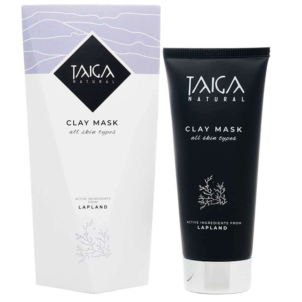 Taiga Cosmetics Savinaamio Kaikille Ihotyypeille; tuubi ja rasia Taiga Natural Clay Mask -savinaamiota kaikille ihotyypeille, minimalistinen valkoinen ja musta pakkaus korostaen Lapin kasviaineksia; tuubi lieriömäinen, valkoinen mustalla korkilla, mattapinta; rasia suorakulmainen valkoinen mustin tekstein ja yksinkertaisin viivagrafiikoin; typografia groteskia; luettavissa tuotenimi ja käyttöohjeet; vaalea tausta, ei ihmisiä.