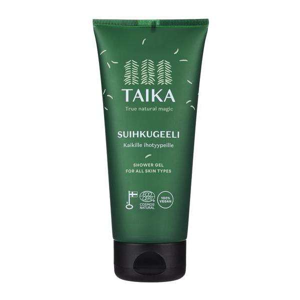 Taika Suihkugeeli; vihreä Taika-suihkugeelituubi valkoisin tekstein ja kuvakkein, etiketissä lukee "SUIHKUGEELI" ja "True natural magic"; pehmeä muovituubi mattapinnalla, pystyssä tasakannella; puugrafiikkaa painettuna pintaan, kasviperäisyys- ja vegaanisertifiointikuvakkeita; typografia selkeää groteskia; vaalea tausta, ei ihmisiä tai käsiä.