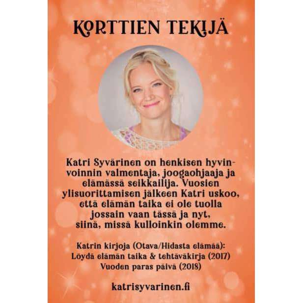 Hidasta Elämää Taikahetkiä Elämään -kortit; hymyilevä vaaleahiuksinen nainen oranssia taustaa vasten; kuva muotokuva, rajattu tiiviisti olkapäistä ylöspäin; suomenkielinen teksti groteskifontilla esittelee Katri Syvärisen hyvinvointivalmentajana ja joogaohjaajana, viitaten hänen verkkosivuihinsa ja kirjoihinsa näkyvissä kasvojen vieressä; ei tuotteita tai pakkausta kuvassa.
