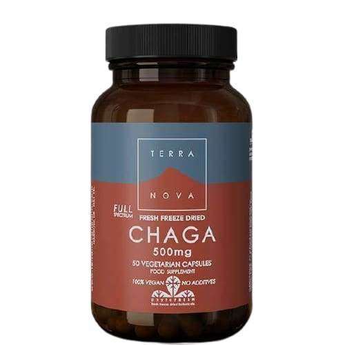 Terranova Chaga 500 mg, 50 kasviskapselia; ruskea pullo, jonka etiketissä korostetaan tuorepakastekuivattua, kokovalikoimaista ja 100 % vegaanista koostumusta ilman lisäaineita; lieriömäinen, mattapintainen pullo, muovinen kierrekorkki; etiketin teksti groteskifontilla valkoisena ja vihreänä värillisellä pohjalla; vaalea, neutraalisti valaistu tausta, ei ihmisiä.