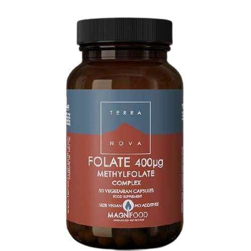 Terranova Folate 400 µg Methylfolate Complex, 50 kasviskapselia; ruskea, lieriömäinen, mattapintainen muovipullo, punainen ja sininen etiketti, kierrekorkki; etiketissä valkoista ja harmaata groteskitekstiä: tuotenimi, annostus, vegaanistatus, kapselimäärä ja lisäaineettomuusväite; pullo kuvattu vaalealla taustalla, ei ihmisiä tai rekvisiittaa.