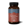 Terranova Mushroom Synergy -pullo, ruskea sylinterimäinen pullo mattapinnalla ja kierrekorkilla; etiketti tekstausvapaata typografiaa pääosin vihreä valkoisella tekstillä; "Terranova Mushroom Synergy" ja "50 vegetarian capsules" selvästi näkyvissä sekä maininnat vegaanisuudesta, lisäaineettomuudesta, pakastekuivauksesta ja ravintolisästä; tuote kuvattu yksinään yksinkertaista taustaa vasten studiotyylisessä kuvassa.