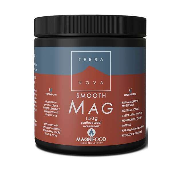 Terra Nova Smooth Mag -magnesiumjauhepurkki, musta muoviastia mattapinnalla, sylinterimäinen muoto ja litteä musta kierrekansi; etiketissä punaisia ja sinisiä värilohkoja, valkoista tekstausvapaata tekstiä tuotenimestä ja magnesiumraaka-aineista; teksti "Terra Nova Smooth Mag food supplement" näkyvästi esillä; tausta valkoinen; ei ihmisiä tai käsiä näkyvissä.