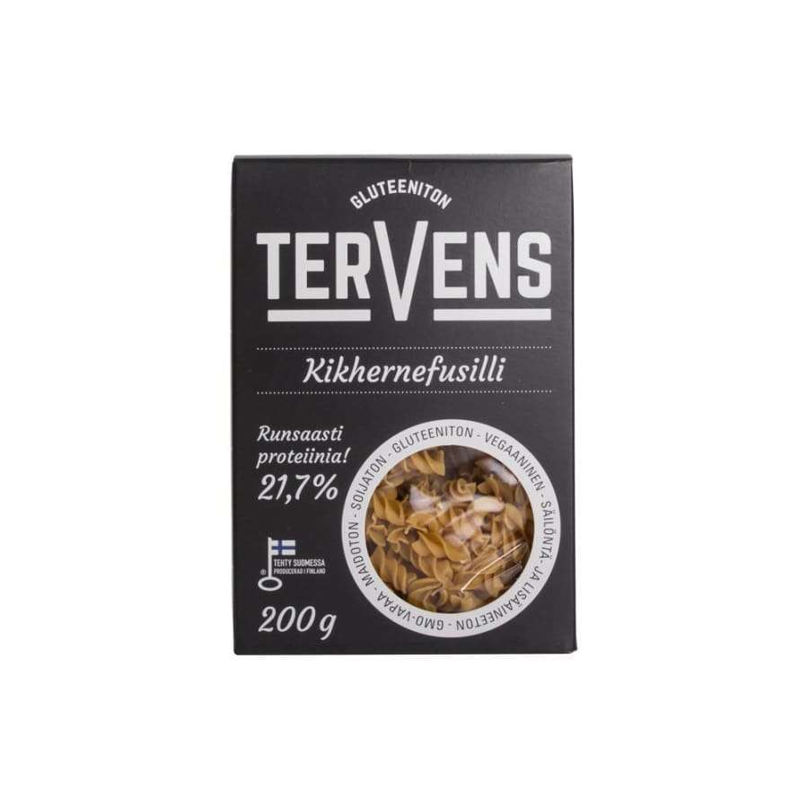 Tervens Kikhernefusilli -pakkaus, 200 g; musta, suorakulmainen ja mattapintainen rasia läpinäkyvällä ikkunalla, jossa näkyy keltaista kierrepastaa; valkoista ja kultaista suomenkielistä tekstausvapaata tekstiä brändin nimestä, proteiinipitoisuudesta ja painosta; pieni Suomen lipun kuvake pakkauksessa; kuvattu valkoista taustaa vasten, ei ihmisiä tai toimintaa näkyvissä.