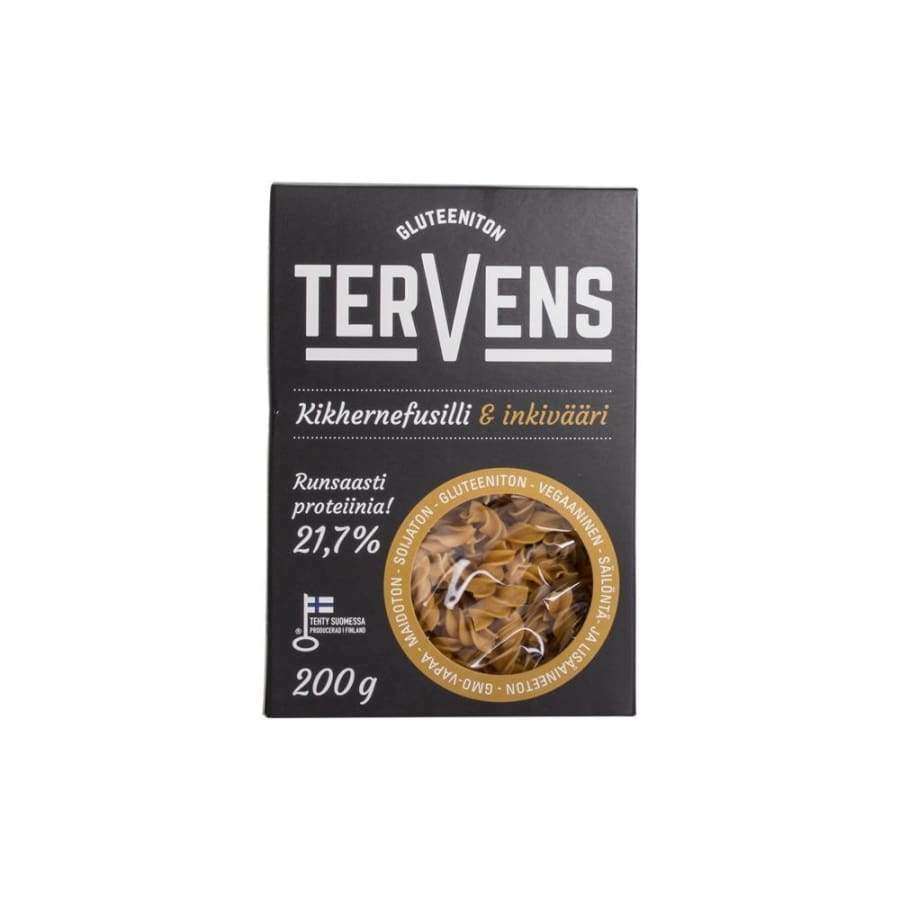 Tervens Kikhernefusilli & Inkivääri -pakkaus, 200 g; musta, suorakulmainen ja mattapintainen rasia läpinäkyvällä ikkunalla, jossa näkyy kierteistä pastaa; lihavoitua valkoista ja keltaista tekstausvapaata tekstiä, joka mainitsee korkean proteiinipitoisuuden, vegaanisuuden ja gluteenittomuuden; kuvattu yksiväristä pintaa vasten studiokuvana, ei ihmisiä tai taustaa näkyvissä.