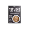 Tervens Kikhernemakaroni -pakkaus, 300 g; musta, suorakulmainen ja mattapintainen rasia, jossa pieni läpinäkyvä ikkuna näyttää keltaista kyynärpääpastaa; valkoista ja kultaista tekstausvapaata tekstiä, joka kertoo tuotteen gluteenittomuudesta ja vegaanisuudesta; suomenkielinen teksti mainitsee 21,7 %:n proteiinipitoisuuden; kuvattu yksiväristä taustaa vasten keskitettynä, ei ihmisiä tai käsiä näkyvissä.