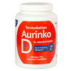 Terveyskaistan Aurinko D3-vitamiini -pullo, valkoinen sylinterimäinen muovipullo mattapinnalla ja valkoisella kierrekorkilla, sisältää 200 kapselia 100 µg D3-vitamiinia; punainen ja valkoinen paperietiketti tekstausvapaalla suomenkielisellä tekstillä; tausta yksinkertainen ja tasaisesti valaistu, ei ihmisiä tai muita esineitä näkyvissä.