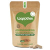 Together Health Ashwagandha; ruskea uudelleensuljettava pussi tekstillä "Together Ashwagandha Full Spectrum Extract", edessä kaksi kapselia ja kuvitus ashwagandhan juurista; teksti korostaa luonnollisia ja luomuainesosia sekä täysspektriuutetta; pussi mattapintainen pyöristetyin reunoin lohkomaisella groteskikirjasimella; valkoinen tausta, tuote keskellä kuvaa, ei ihmisiä kuvassa.