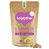 Together Health B Complex; ruskea mattapintainen pussi tekstillä "Together B Complex with Bioflavonoids whole food supplement" pystyssä vaalealla alustalla; kolme beigeä kapselia aseteltuna sen viereen; etiketissä maininta 30 kasviskapselista, vegaaniystävällisestä koostumuksesta ja mahalle lempeydestä selkeällä groteskikirjasimella; ei ihmisiä tai muita esineitä kuvassa.