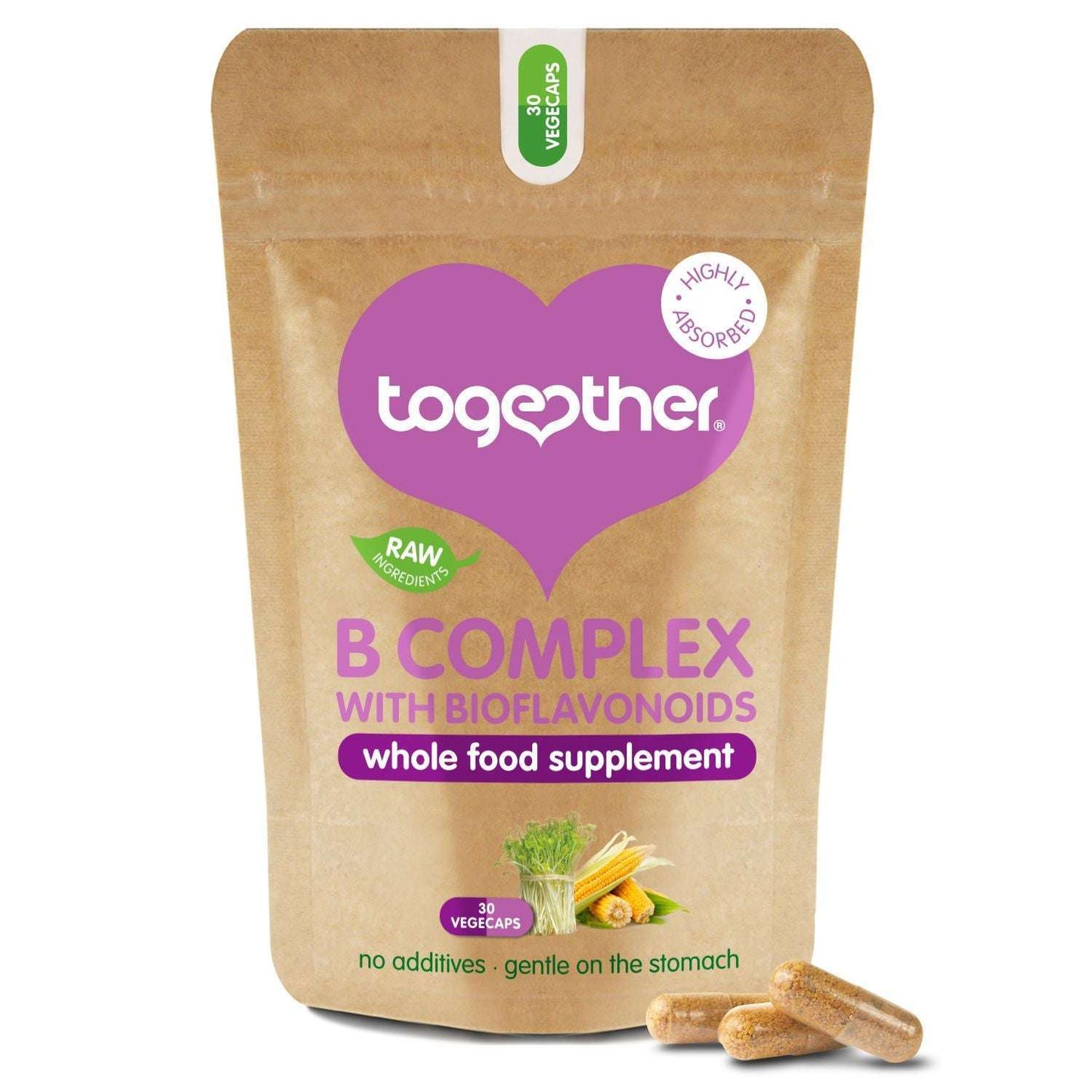 Together Health B Complex; ruskea mattapintainen pussi tekstillä "Together B Complex with Bioflavonoids whole food supplement" pystyssä vaalealla alustalla; kolme beigeä kapselia aseteltuna sen viereen; etiketissä maininta 30 kasviskapselista, vegaaniystävällisestä koostumuksesta ja mahalle lempeydestä selkeällä groteskikirjasimella; ei ihmisiä tai muita esineitä kuvassa.