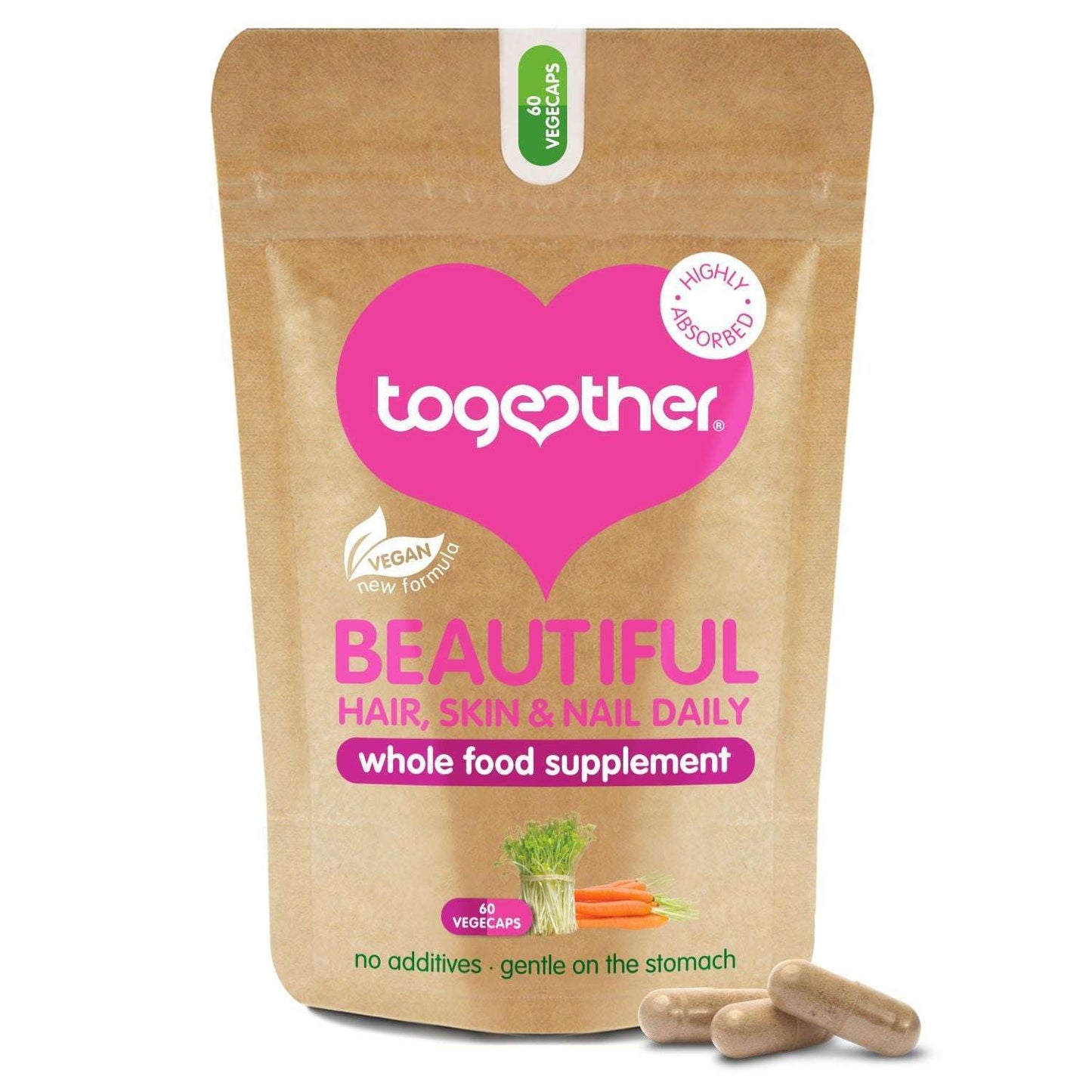 Together Health Beautiful Hair, Skin & Nail Daily; ruskea suorakulmainen pakkaus mattapintaisena pystyssä vaalealla taustalla, kahden valkoisen kapselin kera vieressä; etuetiketissä selkeällä kirjasimella maininnat vegaanisuudesta, 60 kasviskapselista ja lisäaineettomuudesta.