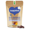 Together Health Eye Defence; ruskea mattapintainen pussi tekstillä "Eye Defence with Astaxanthin" pystyssä vaalealla taustalla; kaksi ruskehtavaa kapselia edessä; sininen sydämenmuotoinen logo ja selkeä groteskiteksti mainitsee sinisen valon suojan ja karotenoidiseoksen, sekä luteiinin ja tseaksantiinin ilman keinotekoisia lisäaineita.