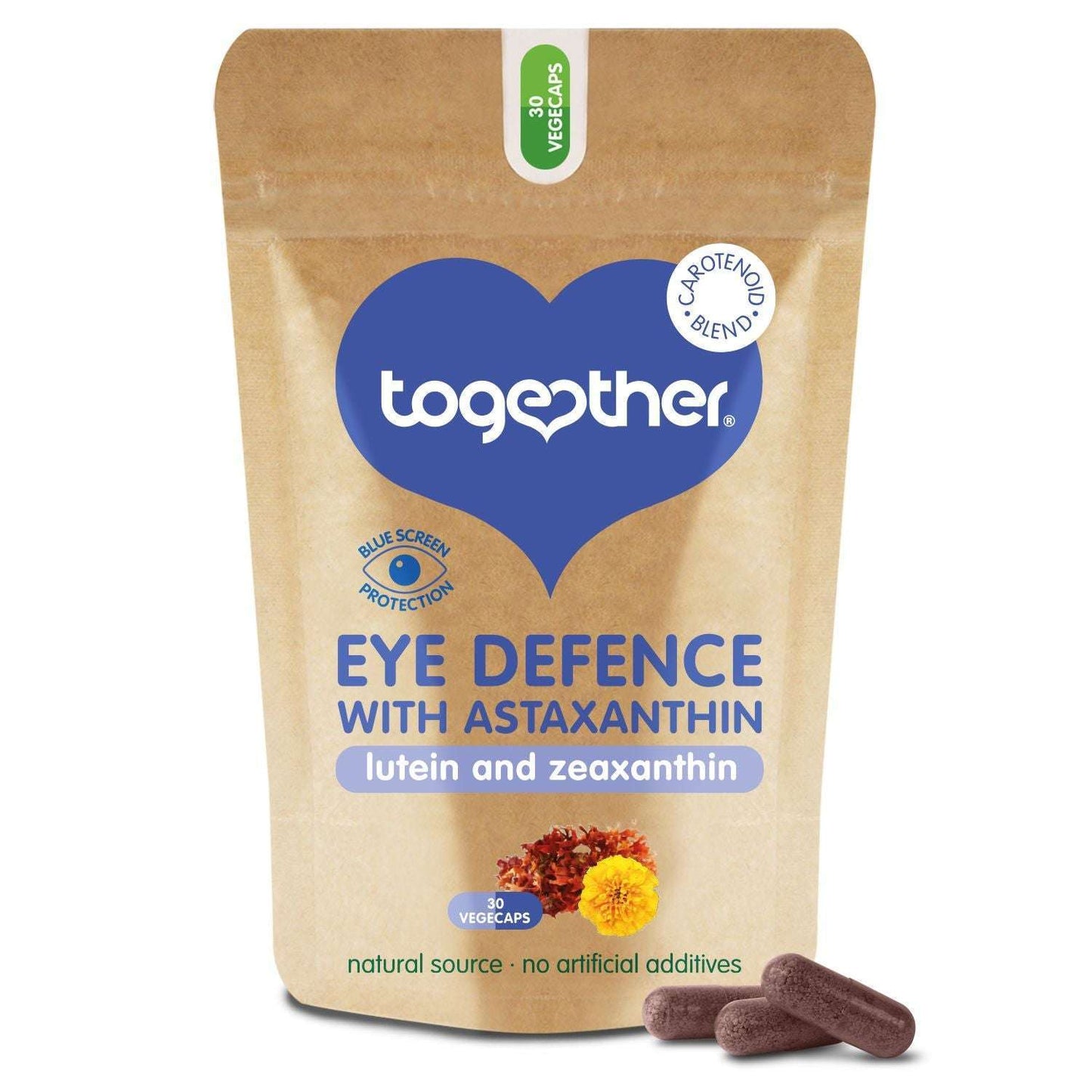 Together Health Eye Defence; ruskea mattapintainen pussi tekstillä "Eye Defence with Astaxanthin" pystyssä vaalealla taustalla; kaksi ruskehtavaa kapselia edessä; sininen sydämenmuotoinen logo ja selkeä groteskiteksti mainitsee sinisen valon suojan ja karotenoidiseoksen, sekä luteiinin ja tseaksantiinin ilman keinotekoisia lisäaineita.