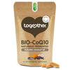 Together Health Bio-CoQ10; ruskea mattapintainen pystypussi tekstillä "Together BIO-CoQ10 Naturally Fermented" pelkistetyin kookos- ja kapseliaiheisin viivakuvituksin; kaksi soikeaa keltaista kapselia pussin edessä; teksti versaalikirjaimin groteskikirjasimella; valkoinen tausta, ei ihmisiä tai muita esineitä kuvassa.