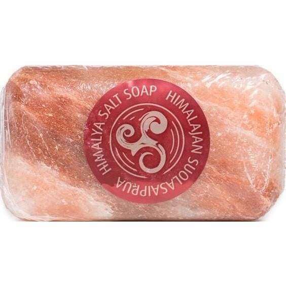 Tuisa Aarre Suolasaippua, suorakaiteen muotoinen vaaleanpunais-oranssi Himalajan suolasaippuapala kirkkaassa muovikääreessä; pyöreä punainen etikettitarra valkoisella tekstillä "Himalaya Salt Soap"