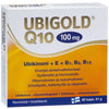 UBIGOLD Q10 100 mg -ravintolisäpakkaus, sisältää ubikinonia sekä E-, B1-, B2- ja B12-vitamiineja; sisältää 60 kapselia energian tukemiseen ja väsymyksen vähentämiseen; teksti suomeksi ja ruotsiksi; laatikko suorakulmainen ja kiiltäväpintainen, pääosin valkoinen keltaisin korostuksin, lihavoitua tekstausvapaata typografiaa tuotenimessä; kuvattu vaaleaa taustaa vasten, ei ihmisiä tai muita esineitä näkyvissä.