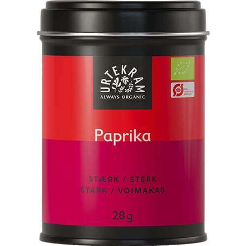 Urtekram Luomu Väkevä paprika; 28 g peltirasia tekstillä "Urtekram" luomupaprikaa, punainen ja musta etiketti tekstillä useilla kielillä sekä luomusertifiointilogoin; purkki lieriömäinen metallia mattapinnalla; etiketissä lihavoitua groteskityyppiä brändinimelle ja tuotetiedoille; tausta valkoinen ja tasaisesti valaistu, ei ihmisiä tai käsiä kuvassa.