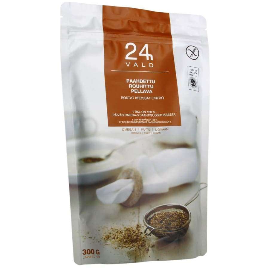 VALO24h Paahdettu Rouhittu Pellavansiemen -pussi, 300 g; suorakulmainen, mattapintainen ja pystyssä seisova pussi beigen ja tummanruskean sävyissä; etupuolella valokuva pellavansiemenjauheesta lusikan kanssa sekä ravitsemusikoneja; lihavoitua tekstausvapaata tekstiä brändin nimestä ja tuotetiedoista; kuvattu valkoista taustaa vasten, ei ihmisiä tai käsiä näkyvissä.