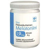 Vire Melatoniini 1,9 mg; valkoinen muovipullo mattapinnalla, lieriömäinen muoto ja kierrekorkki; etiketissä sinistä ja mustaa suomenkielistä groteskitekstiä, luettavissa "Melatoniini 1,9 mg" sekä "40 tablettia"; Suomen lippu näkyy etiketissä; ei ihmisiä tai käsiä; vaalea tausta.