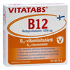 Vitatabs B12 Methylcobalamin 1000 mikrog -pakkaus, 60 vegaanista tablettia, suomenkielinen teksti, oranssi-valkoinen väritys, pieni Suomen lippu oikeassa yläkulmassa; mattapintainen suorakulmainen rasia, lihavoitu groteskiteksti