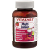 Vitatabs Multi Junior -purutablettipullo, mansikanmakuinen, 60 tablettia; valkoinen, mattapintainen ja pyöreähkö muovipullo läpikuultamattomalla korkilla; värikkäässä etupaneelissa piirroshahmoisia lapsia pitelemässä suurta mansikkaa; monikielistä lihavoitua tekstausvapaata tekstiä eri kokoisin kirjasimin; kuvattu valkoista taustaa vasten, ei ihmisiä tai muuta ympäristöä näkyvissä.