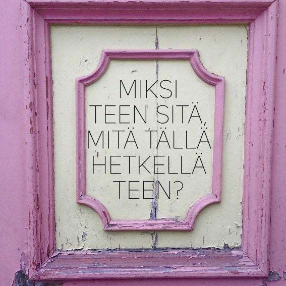 Hidasta Elämää Voimauttavat Kysymykset -kortit; vaaleanpunaisin kehyksin ja kermanvärisellä pinnalla varustettu paneeli suomenkielisin tekstein: MIKSI TEEN SITÄ, MITÄ TÄLLÄ HETKELLÄ TEEN?; paneeli mattapintainen ja suorakulmainen; typografia lihavoitua ja groteskia; taustalla näkyvästi kulunut seinä hilseilevine maaleineen; kuva on lähikuva tuotteesta ilman ihmisiä tai käsiä.