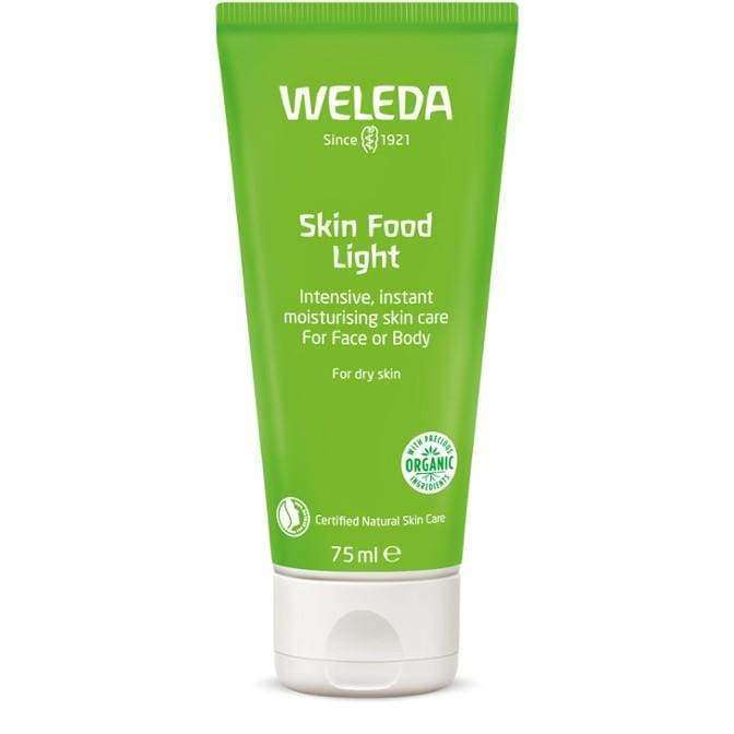 Weleda Skin Food Light -tuubi, 75 ml, vihreä mattapintainen, valkoinen korkki; muoto sylinterimäinen tasaisella pohjalla; etiketissä valkoista tekstausvapaata tekstiä tuotenimestä ja kuvauksesta, mukaan lukien "intensive, instant moisturizing skincare for dry skin" ja "face or body"; lisärivit kertovat sertifioidusta luonnollisesta ja luomukosteusvoiteesta; tuote kuvattu yksinään yksinkertaista taustaa vasten.