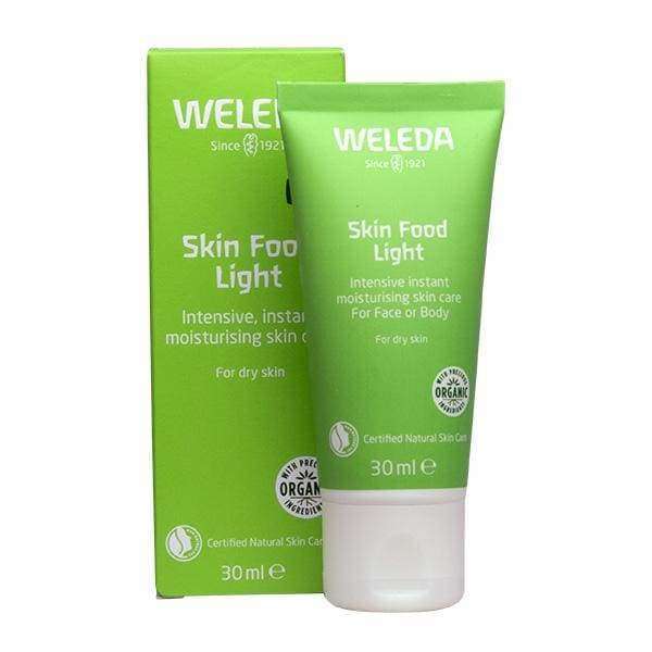 Weleda Skin Food Light -tuubi ja pakkaus, 30 ml, vihreä, merkitty intensiiviseksi ja välittömästi kosteuttavaksi ihonhoidoksi kuivalle iholle, sopii kasvoille tai vartalolle, sertifioitu luonnollinen ja luomu-ihonhoitotuote; sekä tuubi että laatikko suorakulmaisia mattaviimeistelyllä; lihavoitua valkoista tekstausvapaata tekstiä tuotenimessä, lisätietoja pienemmällä; tausta vaalea, ei ihmisiä tai käsiä näkyvissä; suora tuotekuva.