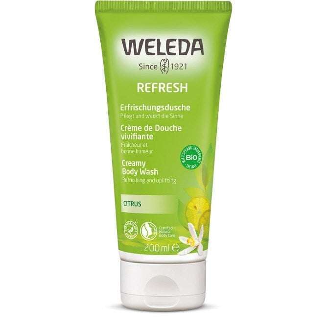 Weleda Citrus Refresh Suihkuvoide, 200 ml; vihreä tuubi pehmeän mattapintaisena, teksti englanniksi ja saksaksi; kuvituksena sitrushedelmiä ja lehtiä; valkoinen korkki tuubin alaosassa; groteskikirjasin etiketissä; tuote pystyssä valkoisella taustalla, ei ihmisiä tai käsiä kuvassa.