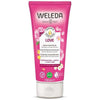 Weleda Love Suihkuvoide, 200 ml; vaaleanpunainen mattapintainen puristeltava tuubi pystyssä; etiketissä yksinkertaisia kukkakuvioita ja teksti sisältää damaskusruusun, jasmiinin ja ylang ylangin öljyt ainesosina; tilavuus näkyvissä selkeästi; ei ihmisiä tai muuta ympäristöä, tuote yksin kuvattuna.