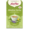 Yogi Tea Alkaline Herbs, luomu; vihreä, mattapintainen pahvipakkaus, jossa kuva teekupista voikukan, nokkosen ja laventelin ympäröimänä; luettavissa teksti "Naturally caffeine free and mild, balanced, endearing" sekä maininta 17 teepussista, 35,7 g; valkoista lohko-serif- ja groteskitekstiä etusivulla; vaalea tausta, ei ihmisiä tai käsiä.
