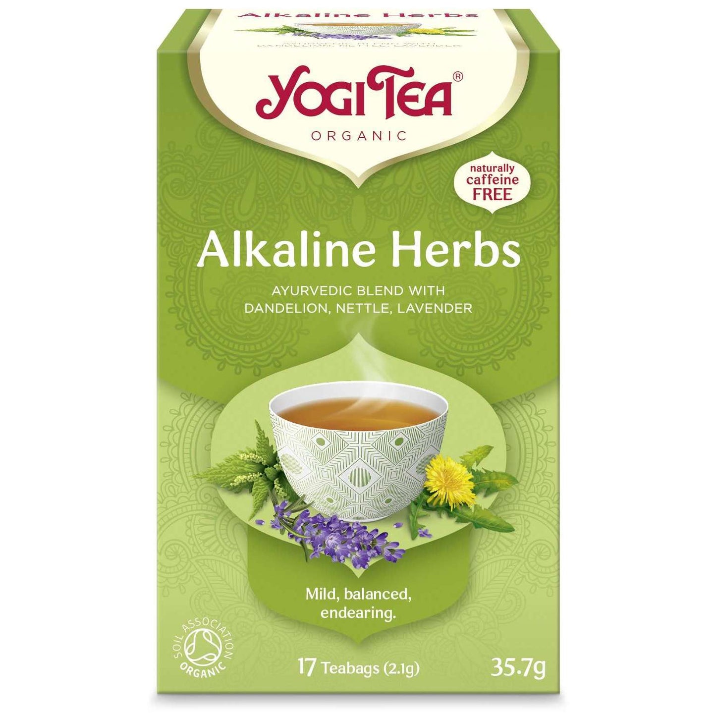 Yogi Tea Alkaline Herbs, luomu; vihreä, mattapintainen pahvipakkaus, jossa kuva teekupista voikukan, nokkosen ja laventelin ympäröimänä; luettavissa teksti "Naturally caffeine free and mild, balanced, endearing" sekä maininta 17 teepussista, 35,7 g; valkoista lohko-serif- ja groteskitekstiä etusivulla; vaalea tausta, ei ihmisiä tai käsiä.