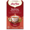 YogiTea Luomu Bedtime Rooibos Vanilja -teepakkaus; kuvituksena teekuppi, kamomillankukkia ja vaniljantankoja; teksti kuvailee tuotteen luomu-ayurvedisena teeseoksena; sisältää 17 teepussia, yhteensä 30,6 g; suorakulmainen, mattapintainen pakkaus oranssin ja kermanvärin sävyissä; tuotetiedot pääte- ja tekstausvapaalla kirjasimella; avaamaton pakkaus kuvattu valkoista taustaa vasten, ei ihmisiä näkyvissä.