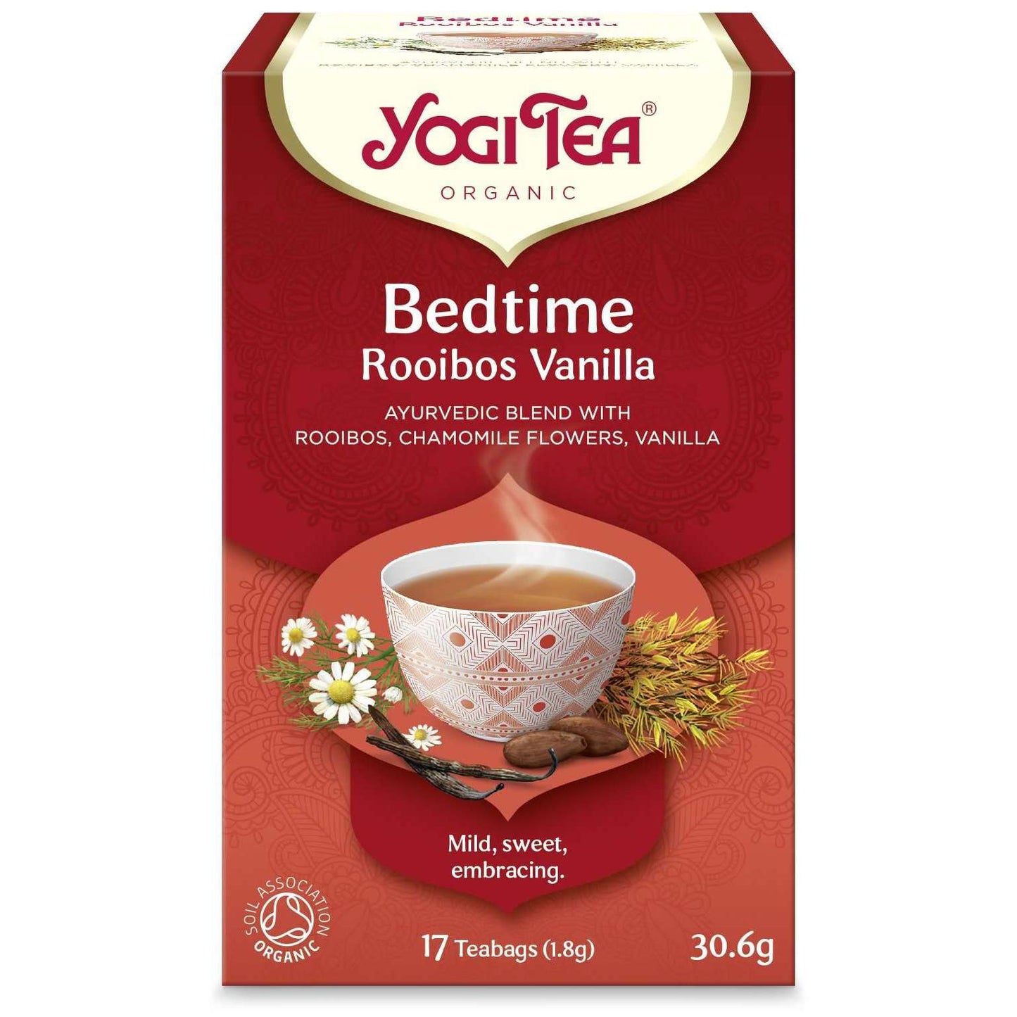 YogiTea Luomu Bedtime Rooibos Vanilja -teepakkaus; kuvituksena teekuppi, kamomillankukkia ja vaniljantankoja; teksti kuvailee tuotteen luomu-ayurvedisena teeseoksena; sisältää 17 teepussia, yhteensä 30,6 g; suorakulmainen, mattapintainen pakkaus oranssin ja kermanvärin sävyissä; tuotetiedot pääte- ja tekstausvapaalla kirjasimella; avaamaton pakkaus kuvattu valkoista taustaa vasten, ei ihmisiä näkyvissä.