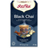 YogiTea Luomu Black Chai -teepakkaus; kuvitettu teekuppi, kanelitankoja, inkivääriä ja mustapippuria etiketissä; suorakulmainen, mattapintainen pahvipakkaus painetuilla kuvituksilla; etiketissä tuotenimi ja maininta luomulaadusta, tekstausvapaata ja serif-fonttia sekaisin; tausta valkoinen, ei ihmisiä tai käsiä kuvassa; pakkaus kuvattu edestäpäin.