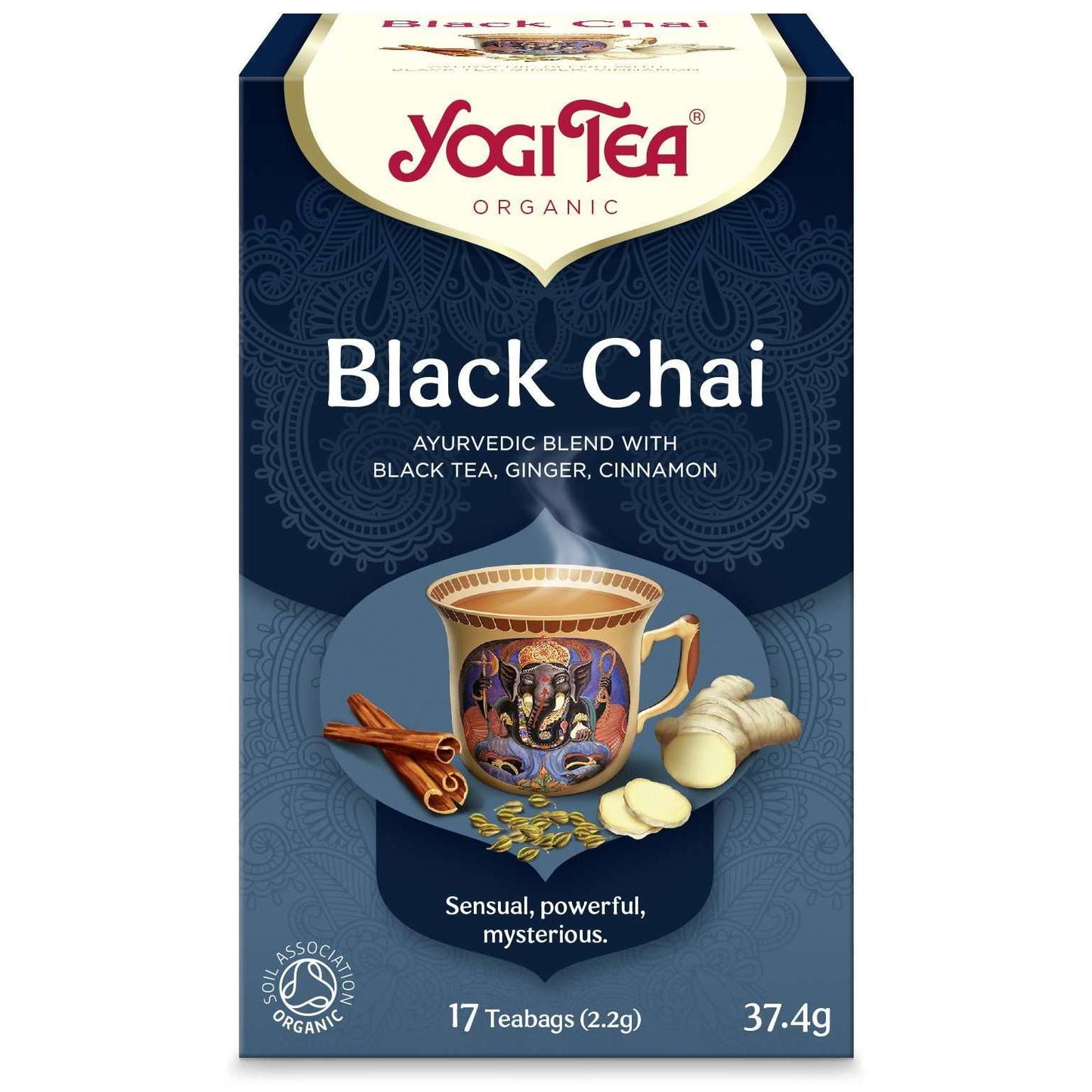 YogiTea Luomu Black Chai -teepakkaus; kuvitettu teekuppi, kanelitankoja, inkivääriä ja mustapippuria etiketissä; suorakulmainen, mattapintainen pahvipakkaus painetuilla kuvituksilla; etiketissä tuotenimi ja maininta luomulaadusta, tekstausvapaata ja serif-fonttia sekaisin; tausta valkoinen, ei ihmisiä tai käsiä kuvassa; pakkaus kuvattu edestäpäin.