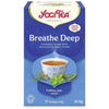 YogiTea Luomu Breathe Deep -teepakkaus; sininen, suorakulmainen ja mattapintainen rasia; etiketissä kuva höyryävästä teekupista sekä basilikaa ja timjamia; valkoista ja kultaista päätekirjasinta käyttävä teksti kertoo ayurvedisesta yrttiseoksesta eukalyptuksen, basilikan ja timjamin kanssa, kofeiinittomuudesta ja 17 teepussista; kuvattu yksiväristä taustaa vasten lähikuvana, ei ihmisiä tai käsiä näkyvissä.