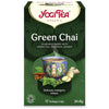 YogiTea Luomu Green Chai tee; vihreä Yogi Tea Organic Green Chai -rasia, teekuppi värikkäine kuvituksineen, inkivääriä, kanelitankoja ja minttua; suorakulmainen pakkaus mattapinnalla, etiketissä listattuna 17 teepussia (30,6 g) sekä ainesosia kuten vihreä tee, kaneli, inkivääri; pääfontti lihavoitu ja groteski; vaalea tausta, ei ihmisiä tai käsiä; suoraan edestä kuvattu.