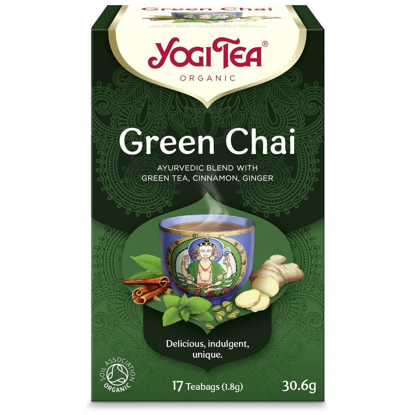 YogiTea Luomu Green Chai tee; vihreä Yogi Tea Organic Green Chai -rasia, teekuppi värikkäine kuvituksineen, inkivääriä, kanelitankoja ja minttua; suorakulmainen pakkaus mattapinnalla, etiketissä listattuna 17 teepussia (30,6 g) sekä ainesosia kuten vihreä tee, kaneli, inkivääri; pääfontti lihavoitu ja groteski; vaalea tausta, ei ihmisiä tai käsiä; suoraan edestä kuvattu.