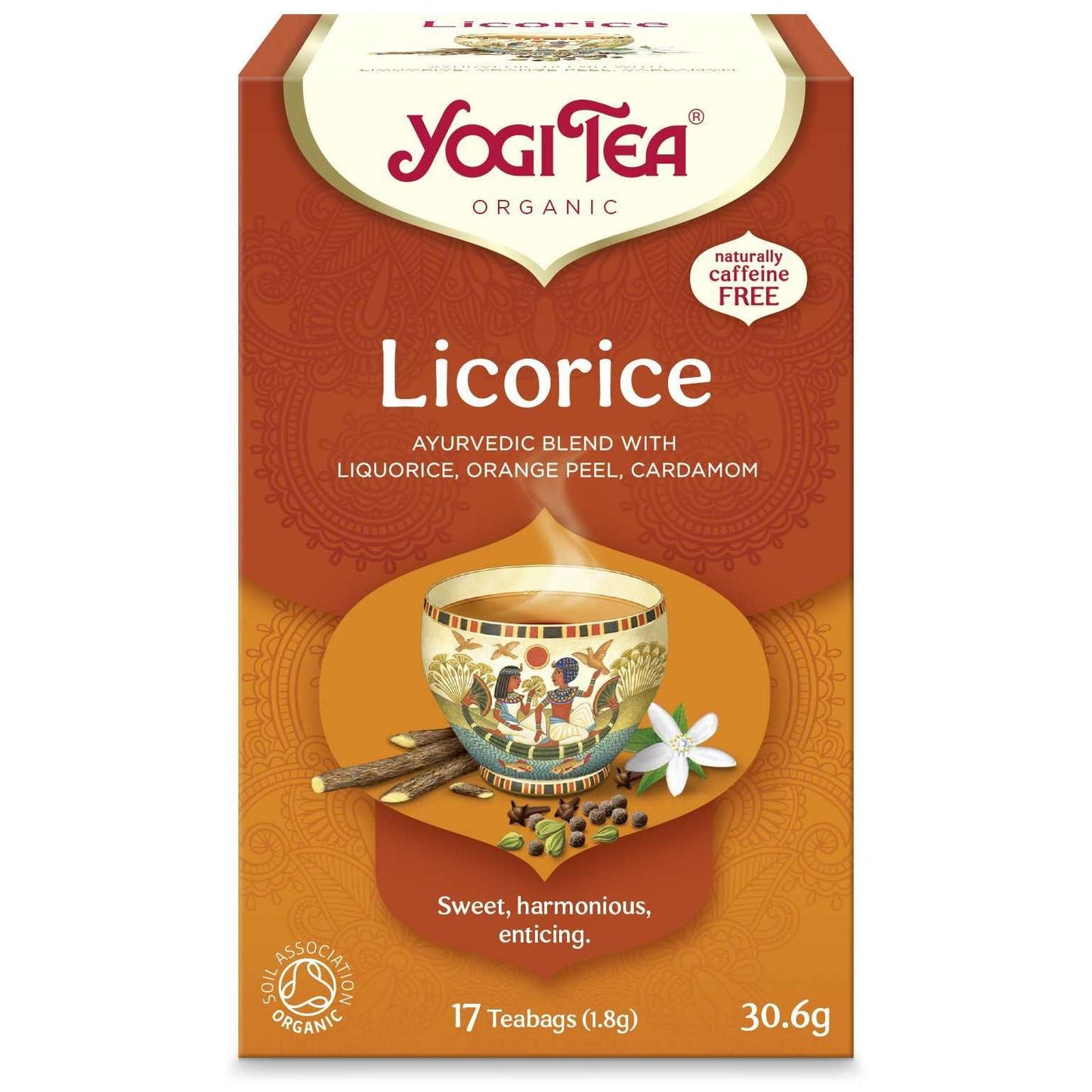 YogiTea Luomu Lakritsitee -pakkaus, höyryävä kuppi, lakritsitankoja, kardemumma ja appelsiiniviipale kuvituksessa; oranssi-kultainen mattapintainen rasia, ayurvedinen sekoitus, luontaisesti kofeiiniton, 17 luomuteepussia