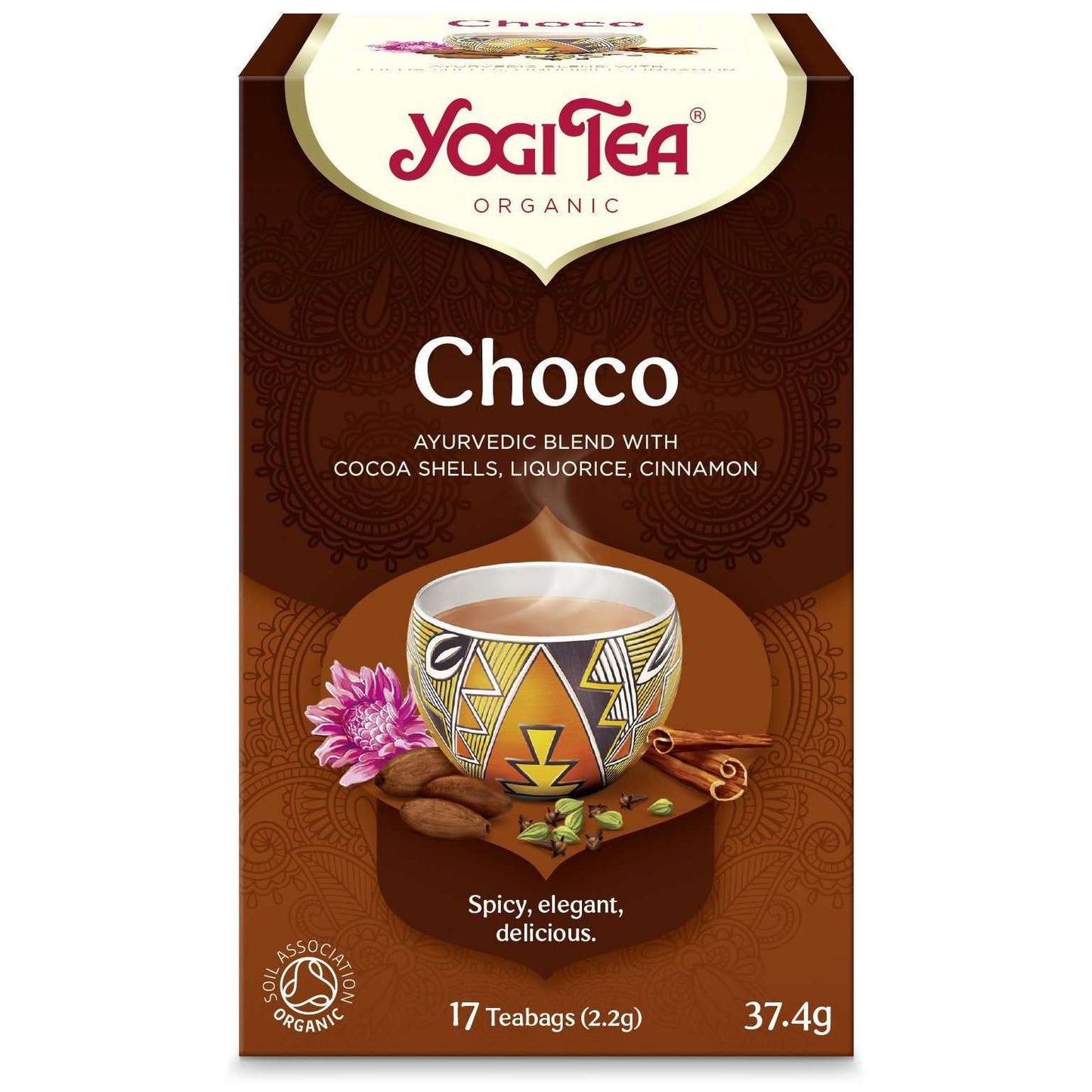 YogiTea Luomu Suklaatee -pakkaus, koristeltu kuppi, kanelitankoja, kaakaopapuja ja vaaleanpunainen kukka kuvituksessa; ruskea-oranssi mattapintainen pahvirasia