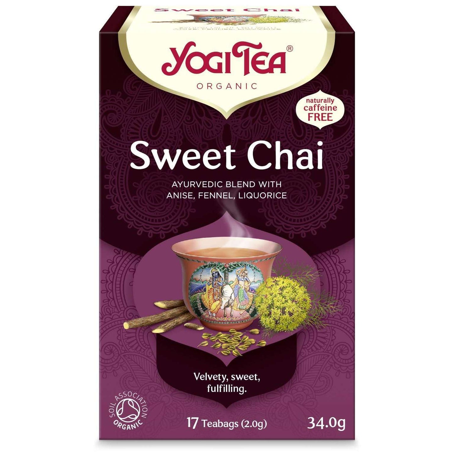 YogiTea Luomu Sweet Chai -pakkaus, kuva höyryävästä teekupista mausteineen, kofeiiniton; punaruskea mattapintainen rasia, valkoinen ja kultainen antiikva- ja groteskiteksti, 17 teepussia, 34 g