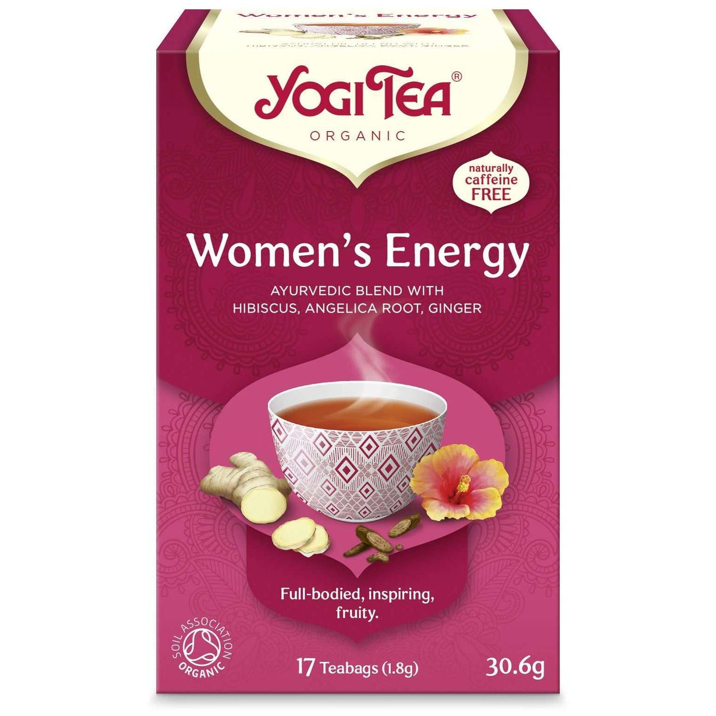 YogiTea Luomu Womens Energy -teepakkaus; suorakulmainen, mattapintainen ja vaaleanpunainen rasia; etiketissä kuvat teekupista, inkivääristä ja hibiskuksesta; valkoisella ja tummanpunaisella tekstillä yksinkertaisella tekstaus- ja päätekirjasimella maininnat luomusta, kofeiinittomuudesta ja 17 teepussista; kuvattu suoraan edestä yksiväristä taustaa vasten, ei käsiä tai ihmisiä näkyvissä.
